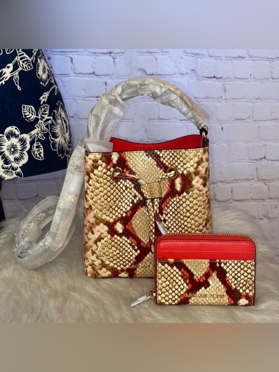 Michael Kors Handbags - Michael Kors SURI Small Bucket Xbody/JET SET TRAVEL Medium ZA Card Case Wallet